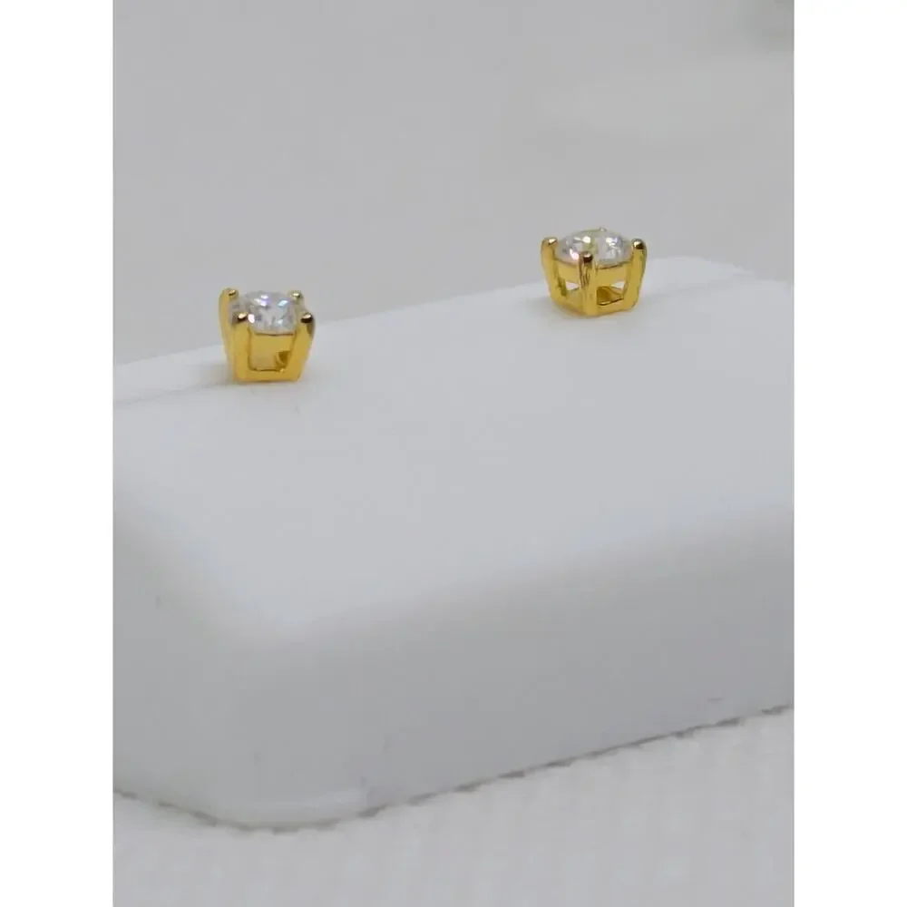 Brand new with tag unisex 0.25ctw Moissanite pushback stud earrings.